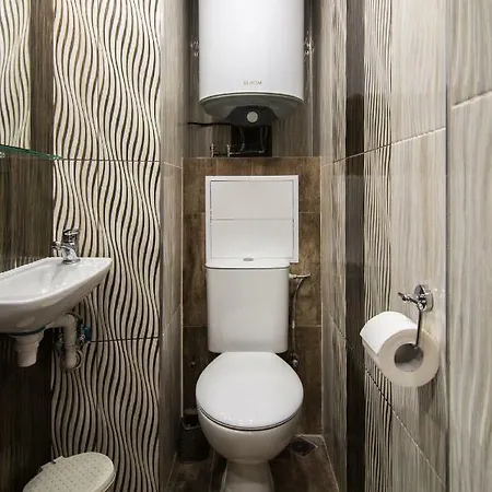 Five Guests Close To City Center And Sea Garden Warna